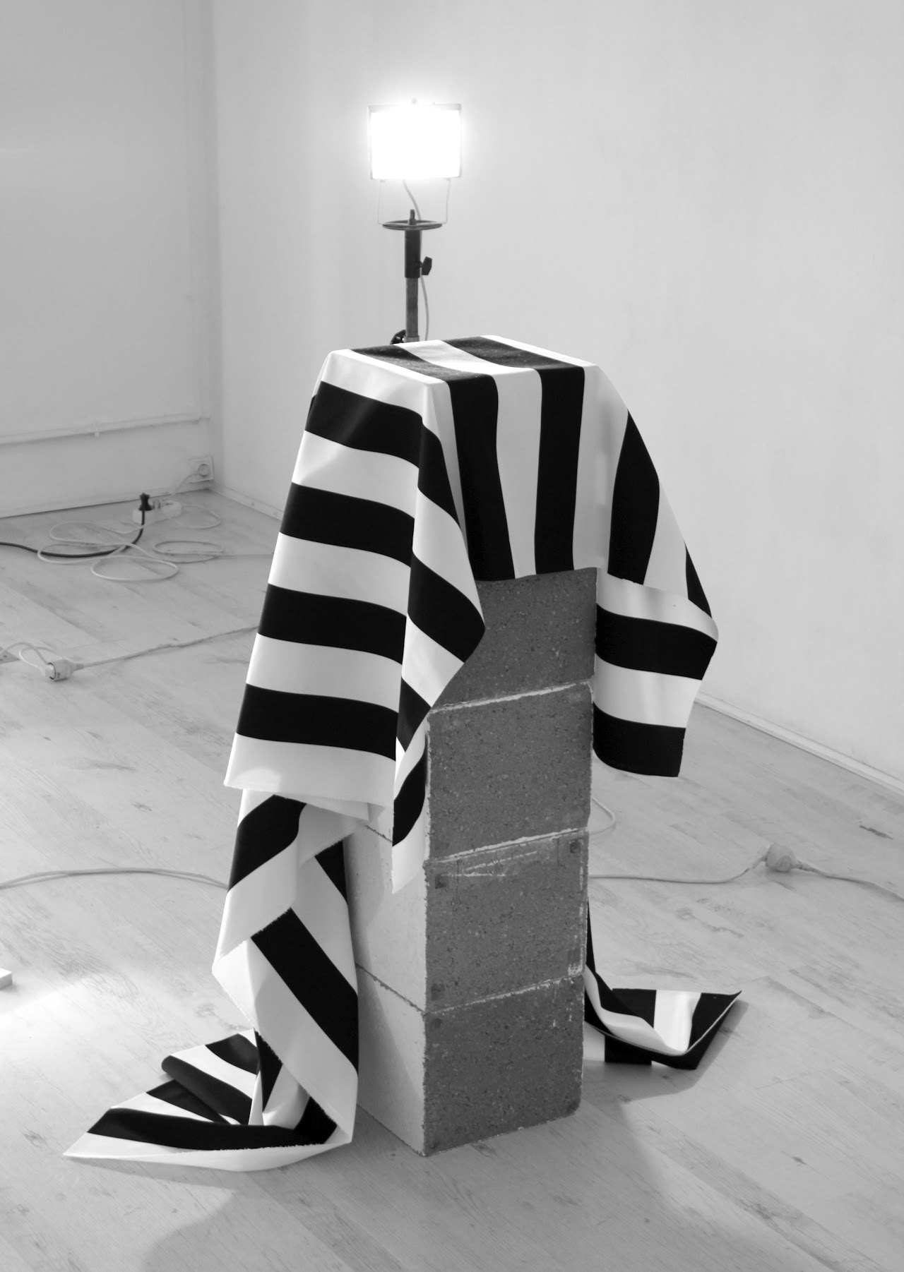 Laurent Lacotte, Installation, Name Dropping, Omnibus Tarbes, La Parvis centre d'art, Buren n'expose pas