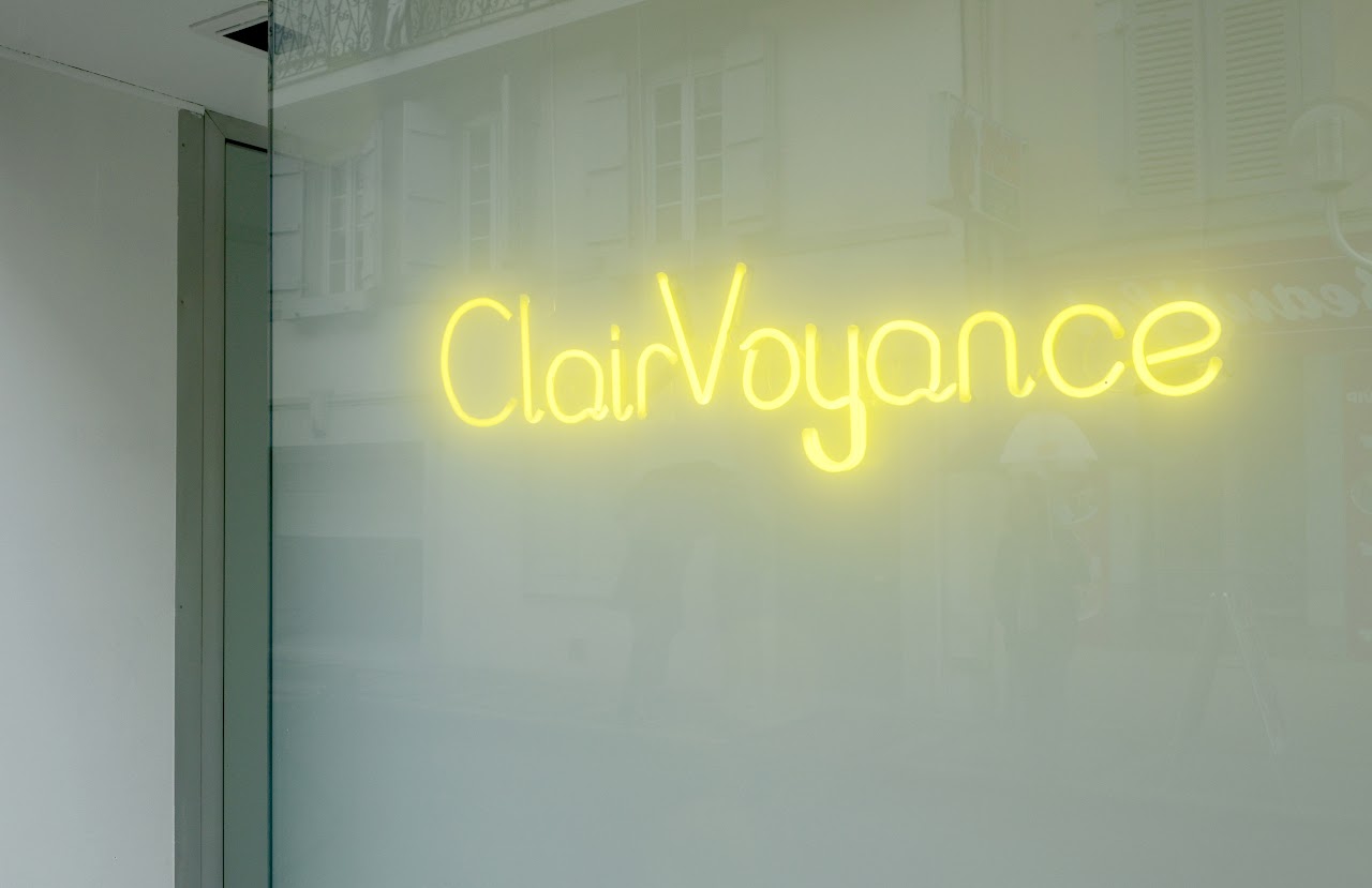 Laurent Lacotte, Mots, Néon, Vitrine, Le Parvis Centre d'Art, Clairvoyance