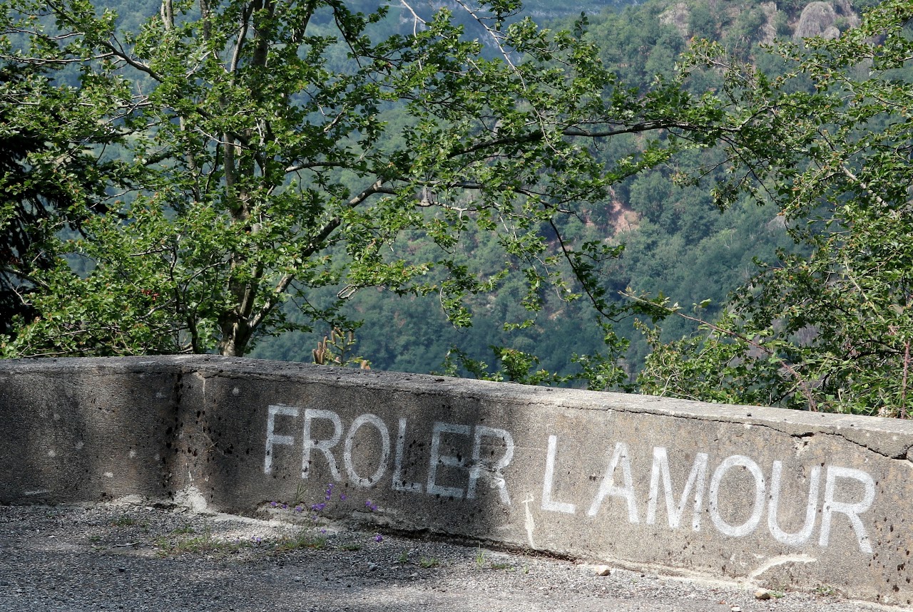 Laurent Lacotte, Inscription, peinture aérosol, Frôler l'amour